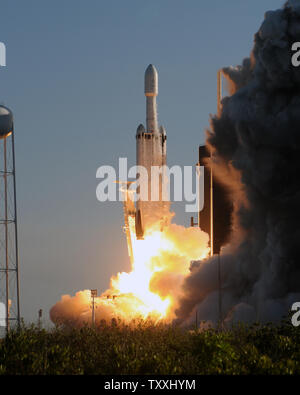 Eine SpaceX Falcon 9 Heavy Rakete startet um 6:35 Uhr von Komplexen 39A am Kennedy Space Center, Florida, das am 11. April 2019. Dies ist der erste kommerzielle Start der "Schwere", die Stärkung der Arabsat 6 Satelliten ist. Die Sonde wird Ku- und Ka-Band service im Nahen Osten und in Afrika. . Foto von Joe Marino-Bill Cantrell/UPI Stockfoto