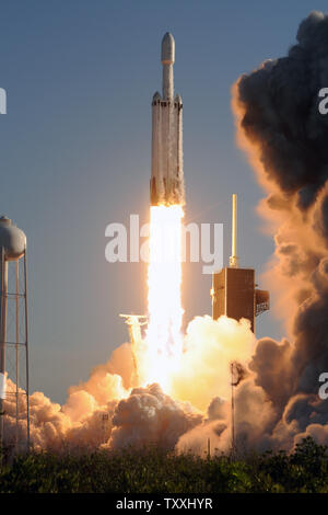 Eine SpaceX Falcon 9 Heavy Rakete startet um 6:35 Uhr von Komplexen 39A am Kennedy Space Center, Florida, das am 11. April 2019. Dies ist der erste kommerzielle Start der "Schwere", die Stärkung der Arabsat 6 Satelliten ist. Die Sonde wird Ku- und Ka-Band service im Nahen Osten und in Afrika. . Foto von Joe Marino-Bill Cantrell/UPI Stockfoto
