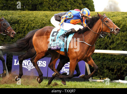 Gefunden, geritten von Ryan Moore, gewinnt die Brüter-schale Rasen Stangen bei Keeneland Rennstrecke in Lexington, Kentucky am 31. Oktober 2015. Foto von Mark Abraham/UPI Stockfoto