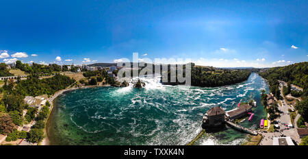 Schöne Panorama Blick auf den Rheinfall (Rhinefalls) in Schaffhausen, Neuhausen am Rheinfall, Schweiz. Stockfoto