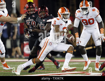 Clemson Tiger quarterback Kelly Bryant (2) bekämpft freie Form Louisville Kardinäle' Defense in der zweiten Hälfte am Papa John Cardinal's Stadion am 16. September 2017 zu brechen. Foto von John Sommers II/UPI Stockfoto