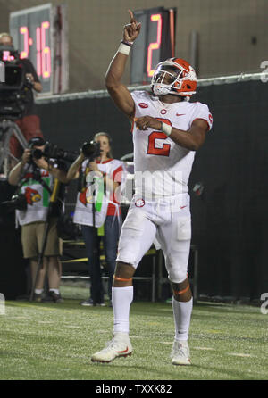 Clemson Tiger quarterback Kelly Bryant (2) feiert nach einen Touchdown gegen die Louisville Kardinäle während der zweiten Hälfte des Spiels an Papa John's Cardinal-Stadion September 16, 2017. Foto von John Sommers II/UPI Stockfoto