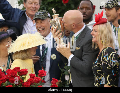 Guinness McFadden küsst das Derby Trophäe nach Land Haus der Sieger des 45. Läuft der Kentucky Derby an Churchill Downs erklärt wurde am 4. Mai 2019 in Louisville, Kentucky. Foto von John Sommers II/UPI Stockfoto