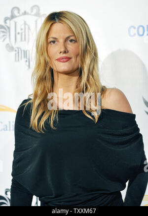 Courtney Hansen betreut wird. Ich.bin TRANS4M Boyle Heights Benefizkonzert im Hollywood Palladium in Los Angeles am 9. Februar 2012. Der Ich bin Engel Stiftung Veranstaltung ist fundraising Studenten in der Boyle Höhen Nachbarschaft mit pädagogischen Ressourcen und Möglichkeiten, durch Stipendienprogramme zur Verfügung zu stellen. UPI/Christine Kauen Stockfoto