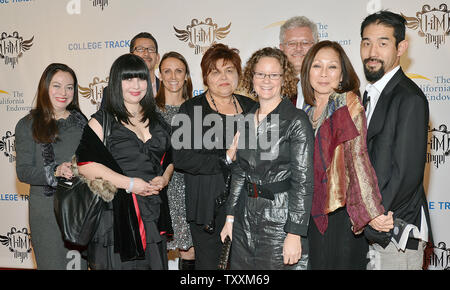 Filmemacher Betsy Kalin (4. von rechts) und Mitglieder ihres Team teilnehmen wird. Ich.bin TRANS4M Boyle Heights Benefizkonzert im Hollywood Palladium in Los Angeles am 9. Februar 2012. Die Veranstaltung umfasste ein Screening der Trailer für Kalin's upcoming Dokumentarfilm "Osten LA Interchange'. UPI/Christine Kauen Stockfoto