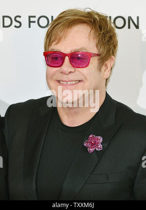 Elton John kommt seine AIDS-Stiftung Akademie Auszeichnungen anzeigen Party in West Hollywood Park in Los Angeles am 24. Februar 2013 zu bewirten. UPI/Chris Chew Stockfoto