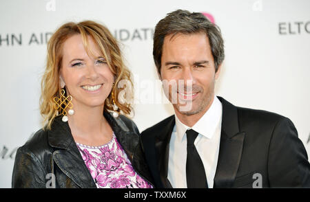 Schauspieler Eric McCormack und seiner Frau Janet Holden an der Elton John AIDS Foundation Academy Awards anzeigen Party in West Hollywood Park in Los Angeles am 24. Februar, 2013. UPI/Chris Chew Stockfoto