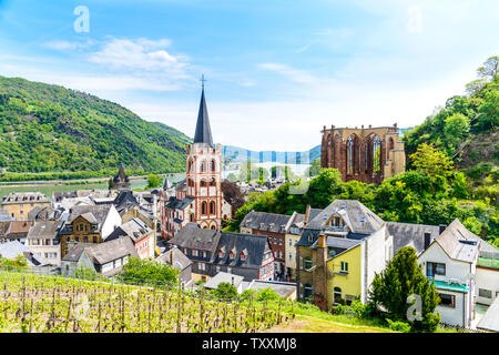 Bacharach am Rhein. Kleine Stadt an der oberen mittleren Rhein (Mittelrhein). Schöne Antenne Panoramablick auf die Postkarte. Rheinland-pfalz, Deutschland Stockfoto