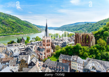 Bacharach am Rhein. Kleine Stadt an der oberen mittleren Rhein (Mittelrhein). Schöne Antenne Panoramablick auf die Postkarte. Rheinland-pfalz, Deutschland Stockfoto