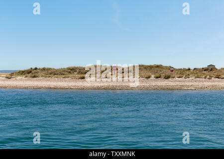 Hübsche weiße Sandbank bei Mudeford Spit (mudeford Strand) an einem Sommertag. Mudeford, Christchurch, Bournemout, Dorset (Den Solent/Englisch Kanal) Stockfoto