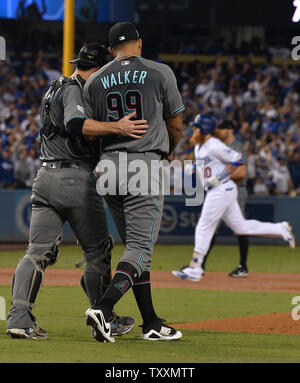 Arizona Diamondbacks Krug Taijuan Walker geht zurück auf den Damm mit Catcher Jeff Mathis als Los Angeles Dodgers Third Baseman Justin Turner führt die Basen auf einem 3 run Home Run im ersten Inning während der nlds Spiel 1 im Dodger Stadium am 6. Oktober 2017 in Los Angeles. Foto von Jim Ruymen/UPI Stockfoto