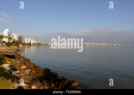 Skyline der Stadt Florianópolis. Nordsee Grenze, Wandern, Radfahren, Wassersport, im Bundesstaat Santa Catarina, Brasilien. Stockfoto