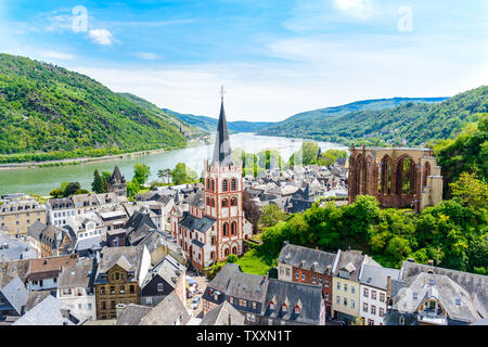Bacharach am Rhein. Kleine Stadt an der oberen mittleren Rhein (Mittelrhein). Schöne Antenne Panoramablick auf die Postkarte. Rheinland-pfalz, Deutschland Stockfoto