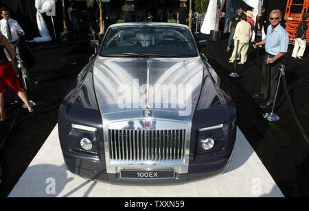 Die $ 5 Mio. Rolls-Royce 100EX Cabrio sitzt auf Anzeige an Robb Report die besten Party in Los Angeles, Santa Monica, CA am 28 August, 2004. Der Robb Report ist eine Zeitschrift, die sich auf hochwertige Produkte für seine Leser. (UPI Foto/Francis Specker) Stockfoto