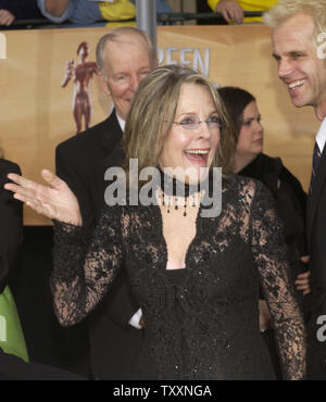 Schauspielerin Diane Keaton stellt, wie sie für die 10. jährlichen Bildschirm Schauspieler Guild Awards im Shrine Auditorium in Los Angeles, Kalifornien, 22. Februar 2004 eintrifft. UPI/Jim Ruymen Stockfoto