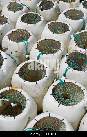 Angelgeräte und Hummer Töpfe auf den Hafen von Mudeford Quay, Dorset. Teil der britischen Fischwirtschaft. Stockfoto