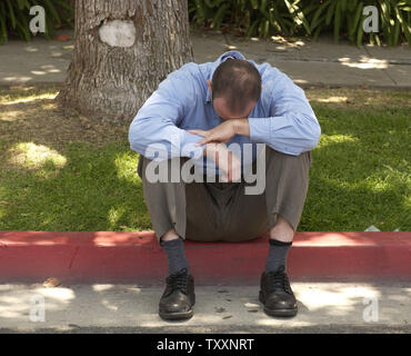 Ein unbekannter Mann reflektiert über den Tod des verstorbenen Präsidenten Ronald Reagan zu einer provisorischen Denkmal vor der Beerdigung zu Hause, wo sein Körper in Santa Monica, Kalifornien, 6. Juni 2004 liegt. Reagan starb am Samstag im Alter von 93 Jahren. UPI Foto/Jim Ruymen Stockfoto