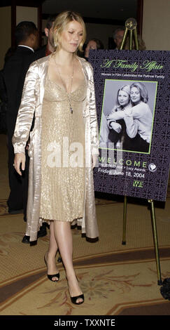 Gwyneth Paltrow kommt für Frauen in der Film 'eine Familienangelegenheit: Frauen im Film die Celebates Paltrow Familie", während der 2004 Crystal und Lucy Awards im Century Plaza Hotel in Los Angeles am 18. Juni 2004. Paltrow und ihre Mutter Blythe Danner wurden geehrt für ihre Karriere Arbeiten und starkes Engagement für Kultur, Bildung und öffentlichen Dienst. Ende der Bruce Paltrow (gwyneth's Vater und Blythe's Mann), war auch mit einem speziellen Stipendium Hommage geehrt. (UPI/Jim Ruymen) Stockfoto