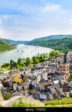 Bacharach am Rhein. Kleine Stadt an der oberen mittleren Rhein (Mittelrhein). Schöne Antenne Panoramablick auf die Postkarte. Rheinland-pfalz, Deutschland Stockfoto