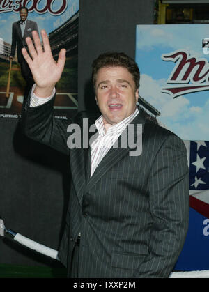 Cast Mitglied Michael Rispoli Wellen zu Fotografen bei der Filmpremiere von "Mr. 3000" in Los Angeles am 8. September 2004. Die Touchstone Film ist ein Baseball themed Komödie, Bernie Mac, der in den USA öffnet am 17. September. (UPI Foto/Francis Specker) Stockfoto