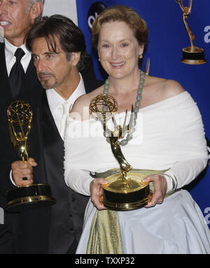 Meryl Streep und Al Pacino posieren mit ihren Trophäen für Hauptdarstellerin und Hauptdarsteller in einer mini Serie oder einen Film für ihre Rolle in "Angels in America", bei der 56. jährlichen Primetime Emmy Awards, Sonntag, 19. September 2004 im Shrine Auditorium in Los Angeles, Kalifornien. (UPI Foto/Jim Ruymen) Stockfoto