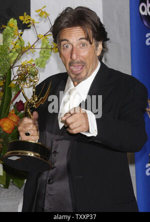 Al Pacino stellt seine Trophäe für Hauptdarsteller in einer Miniserie oder einen Film für seine Rolle in "Angels in America", bei der 56. jährlichen Primetime Emmy Awards, Sonntag, 19. September 2004 im Shrine Auditorium in Los Angeles, Kalifornien. "Engel in Amerika", die Anpassung von Tony Kushner Pulitzer Prize-winning Play über Amerikaner gegenüber AIDS in den 80er Jahren, wurde geehrt als herausragende Miniserie und Handeln gewonnen Trophäen für Al Pacino, Meryl Streep, Mary-Louise Parker und Jeffrey Wright. Am besten schreiben Kusher erhielt einen Award gewonnen und Mike Nichols für die beste Regie. (UPI Foto/Jim Ruymen) Stockfoto