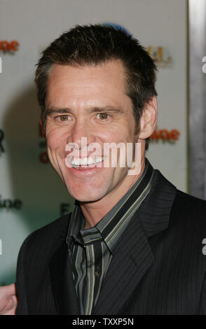Schauspieler Jim Carrey posiert für die Fotografen am DVD Launch Party für den Film, 'ewigen Sonnenschein der Makellos Mind' in Los Angeles, 23. September 2004. (UPI Foto/Francis Specker) Stockfoto