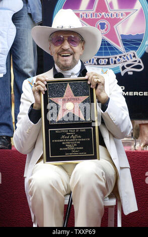 Entertainer Herb Jeffries Posen mit einer Replik Plakette, nachdem er mit dem 2.263 rd Stern auf dem Hollywood Walk of Fame geehrt wurde in Los Angeles, Kalifornien, 24. September 2004. Jeffries wurde, in der Tradition von Gene Autry und Roy Rogers, ein Hollywood erstellt, Silver Screen, singenden Cowboy Held, werden der erste und einzige schwarze/Lead in Western. Einer seiner bekanntesten Songs war ein Tune namens "Flamingo" (UPI Foto/Jim Ruymen) Stockfoto