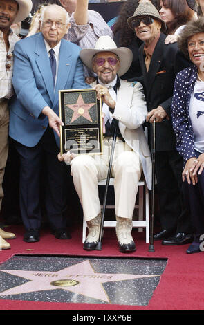 Entertainer Herb Jeffries wirft er geehrt wird mit dem 2.263 rd Stern auf dem Hollywood Walk of Fame bei einer enthüllungsfeier in Los Angeles, Kalifornien, am 24. September 2004. Jeffries wurde, in der Tradition von Gene Autry und Roy Rogers, ein Hollywood erstellt, Silver Screen, singenden Cowboy Held, werden der erste und einzige schwarze/Lead in Western. Einer seiner bekanntesten Songs war ein Tune namens "Flamingo" Jeffries, 93, begann seine Karriere bei der Unterhaltung die Höhe der Flügel der Big Band Ära in Chicago und seiner Baritonstimme das Duke Ellington Orchester begleitet. (UPI Foto/Jim Ruymen) Stockfoto