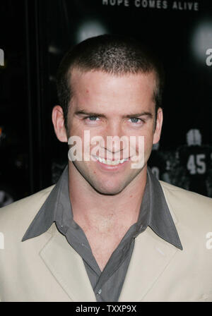 Warf Mitglied Lucas schwarz posiert für die Fotografen am Eine der Film, "Friday Night Lights", Grauman's Chinese Theatre in Los Angeles, 6. Oktober 2004. Die Universal Film über die Saison 1988 der Permian High Leoparden Fußballmannschaft von Odessa, Texas, wird in den USA am 8. Oktober. (UPI Foto/Francis Specker) Stockfoto