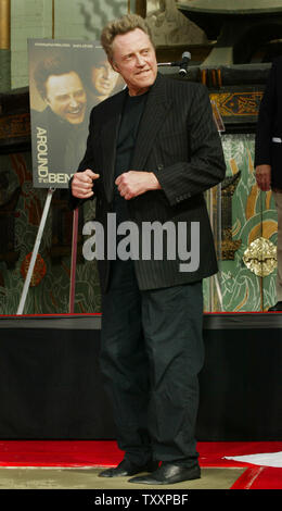 Academy Award-winning Schauspieler Christopher Walken hat einen improvisierten Tanz, während seine Füße in Zement während des legendären Hand- und Fußabdrücke Zeremonie am Grauman's Chinese Theatre in Los Angeles, 8. Oktober 2004. (UPI Foto/Francis Specker) Stockfoto