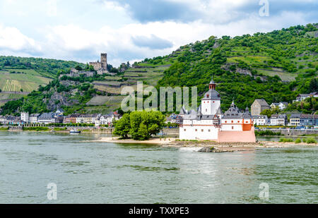 Burg Rheinstein und Reichenstein, mittleren Oberen Rheintal (Mittelrhein), Weinberge in der Nähe von Rüdesheim, Assmannshausen Deutschland Stockfoto