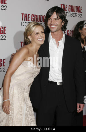 Sarah Michelle Gellar, Links, und Jason Behr, die Stars der neuen Film, "The Grudge", kommt an der Premiere des Films bei Mann's Village Theater in Los Angeles, 12. Oktober 2004. (UPI Foto/Francis Specker) Stockfoto