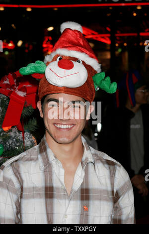 Schauspieler Tyler Hoechlin posiert für die Fotografen bei der Premiere des neuen Films, der Hinterreifen Weihnachten', Grauman's Chinese Theatre in Los Angeles, 14. Oktober 2004. (UPI Foto/Francis Specker) Stockfoto