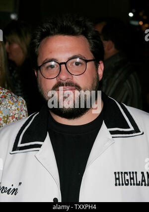 Regisseur Kevin Smith kommt an der Premiere des neuen Films, der Hinterreifen Weihnachten', Grauman's Chinese Theatre in Los Angeles, 14. Oktober 2004. (UPI Foto/Francis Specker) Stockfoto