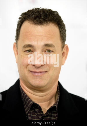 Schauspieler Tom Hanks stellt am November 7, 2004 Los Angeles Premiere des neuen Animationsfilm "Polar Express". Der Film, in der Hauptrolle Hanks, basiert auf dem Kinder mit dem gleichen Namen und von Robert Zemeckis Regie, öffnet in den Vereinigten Staaten am 10. November. (UPI Foto/Francis Specker) Stockfoto