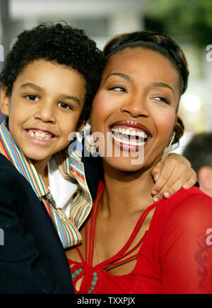 Schauspielerin und warf Mitglied Nona Gaye, rechts, und ihr Sohn, Nolan, posieren für den Fotografen am November 7, 2004 Los Angeles Premiere des neuen Animationsfilm "Polar Express". Der Film mit Tom Hanks, ist auf das Kinderbuch mit dem gleichen Namen und von Robert Zemeckis Regie, öffnet in den Vereinigten Staaten am 10. November. (UPI Foto/Francis Specker) Stockfoto