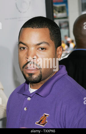 Musiker und Schauspieler Ice Cube kommt als Gast im November 7, 2004 Los Angeles Premiere des neuen Animationsfilm "Polar Express". Der Film mit Tom Hanks, ist auf das Kinderbuch mit dem gleichen Namen und von Robert Zemeckis Regie, öffnet in den Vereinigten Staaten am 10. November. (UPI Foto/Francis Specker) Stockfoto