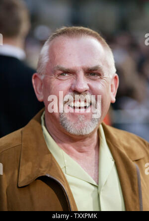 Schauspieler John Ratzenberger, wer ist die Stimme der Figur, "die Tunnelgräbers", posiert für die Fotografen bei der Premiere des neuen Animationsfilm von Pixar, "The Incredibles" am El Capitan Theatre in Los Angeles, 24. Oktober 2004. Der Film öffnet sich in den Vereinigten Staaten 5. November. (UPI Foto/Francis Specker) Stockfoto