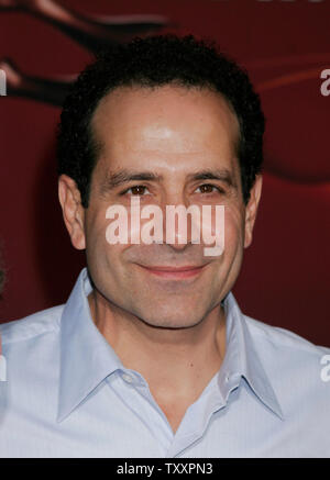 Schauspieler Tony Shalhoub, zu Gast bei der Premiere der neuen Animationsfilm von Pixar, "The Incredibles" für Fotografen am El Capitan Theatre in Los Angeles, 24. Oktober 2004 dar. Der Film öffnet sich in den Vereinigten Staaten 5. November. (UPI Foto/Francis Specker) Stockfoto