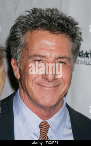 Schauspieler Dustin Hoffman stellt auf der 11. jährlichen Gala für die Kinder zu fördern ein Zuhause im Beverly Hilton in Beverly Hills, CA am 28. Oktober 2004 genannt. Ein Ort namens Home ist ein nach der Schule Programm für Innere verarmten - Stadt Jugend in Los Angeles. (UPI Foto/Francis Specker) Stockfoto