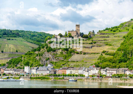 Burg Gutefels von Kaub, in der Nähe Burg Pfalzgrafenstein im Rhein (Rhein, Mittelrhein) Poscard anzeigen. Kaub, Deutschland. Stockfoto