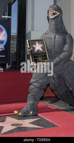 Film 'Godzilla' hält eine Replik Plakette im Rahmen einer Feierstunde ehrte ihn mit dem 2.271 st Stern auf dem Hollywood des Ruhmes in Hollywood, Kalifornien, 29. November 2004 entfernt. Der Film Symbol feiert sein 50-jähriges Bestehen mit dem Stern als auch die Premiere des Films "Godzilla Final Wars" später am Tag. (UPI Foto/Jim Ruymen) Stockfoto