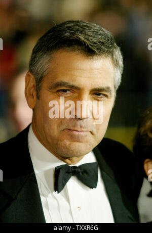 Schauspieler George Clooney kommt am 8. Dezember 2004 Premiere des Films "Ocean's Twelve" im Grauman's Theater in Los Angeles. Die Warner Bros Film öffnet sich am 10. Dezember. (UPI Foto/Francis Specker) Stockfoto