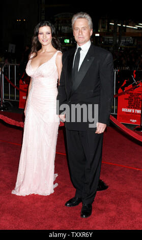 Schauspielerin Catherine Zeta-Jones und ihr Mann, der Schauspieler Michael Douglas kommt am Dezember 8, 2004 Los Angeles Premiere des Films "Ocean's Twelve" im Grauman's Theater. Die Warner Bros Film öffnet sich am 10. Dezember. (UPI Foto/Francis Specker) Stockfoto