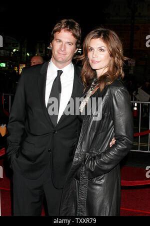 Model Cindy Crawford, rechts, und ihrem Ehemann Rande Gerber, am Dezember 8, 2004 Los Angeles Premiere des Films "Ocean's Twelve" im Grauman's Theater. Die Warner Bros Film öffnet sich am 10. Dezember. (UPI Foto/Francis Specker) Stockfoto