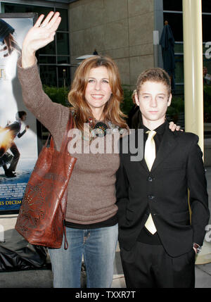 Schauspielerin Rita Wilson, Links, und ihr Sohn, Chester Hanks, kommt am 12. Dezember 2004 Los Angeles Premiere des Films, "Lemony Snicket ist eine Reihe von unglücklichen Ereignissen", im Cinerama Dome. Der Film öffnet sich am 17. Dezember. (UPI Foto/Francis Specker) Stockfoto