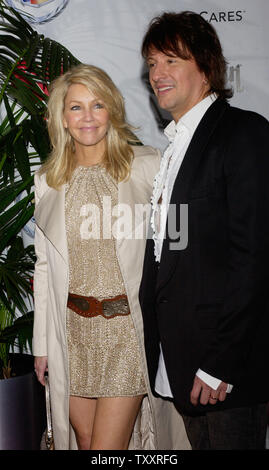 Schauspielerin Heather Locklear und ihr Ehemann, Musiker Richie Sambora kommen für die MusiCares Person des Jahres 2005 Hommage an Brian Wilson, der im Hollywood Paladium" in Los Angeles, Kalifornien, 11. Februar 2005. (UPI Foto/Jim Ruymen) Stockfoto