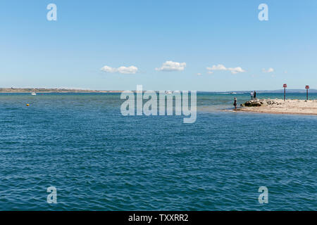 Hübsche weiße Sandbank bei Mudeford Spit (mudeford Strand) an einem Sommertag. Mudeford, Christchurch, Bournemout, Dorset (Den Solent/Englisch Kanal) Stockfoto