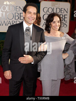 Schauspieler Tony Shalhoub (L) und seine Frau Brooke Adams kommen für die 62. jährlichen Golden Globe Awards in Beverly Hills, Kalifornien am 16. Januar 2005. (UPI Foto/Jim Ruymen) Stockfoto